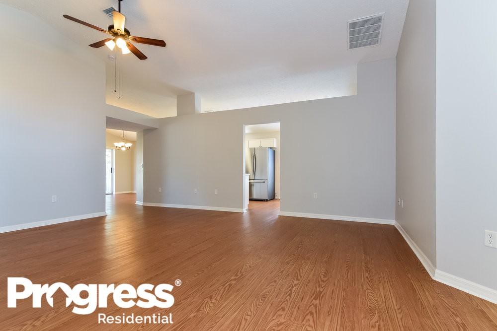 7840 Fashion Loop - Photo 3 of 16