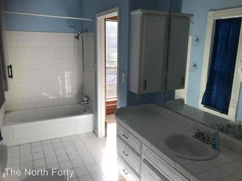 502 N Fisher St - Photo 3 of 13