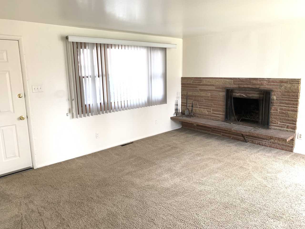 880 30th St - Photo 4 of 8