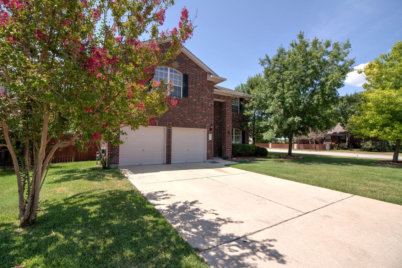 700 Belmont Dr - Photo 2 of 33