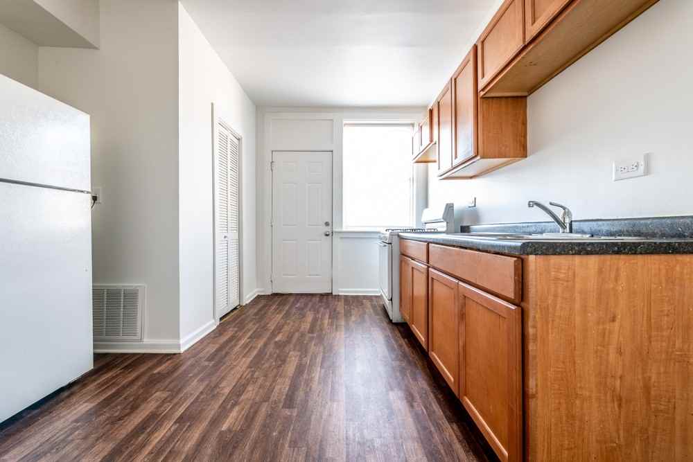 1249 S Fairfield Ave - Photo 2 of 10