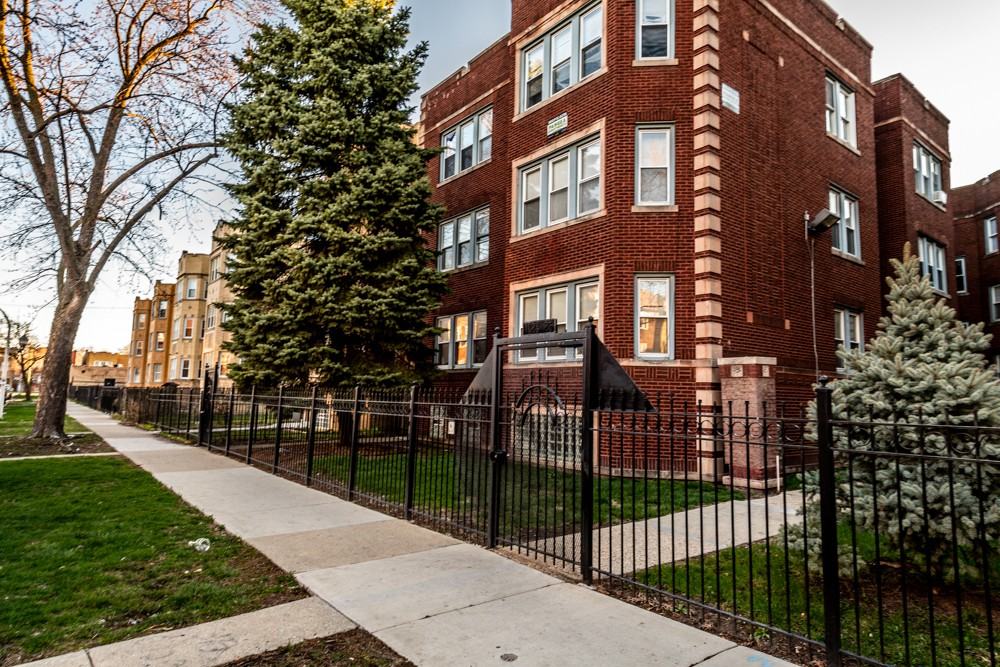 1123 N Lawler Ave - Photo 2 of 10