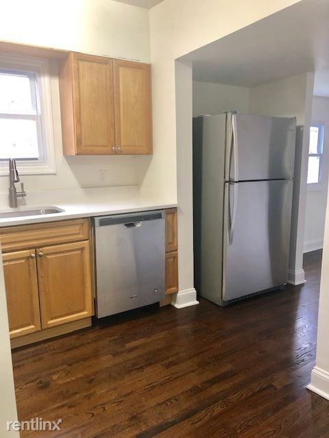 Renovated 2 Bedroom Apt with Den on 3rd Fl of Rental Building - Small Pets Welcome - Port Chester - Photo 2 of 18