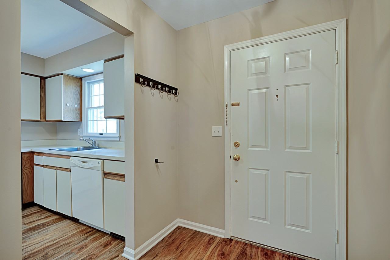 402 Ferncrest Ct - Photo 2 of 25