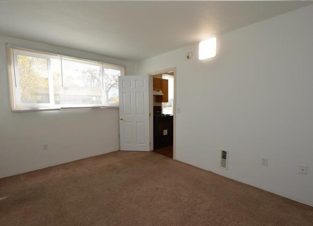 702 3Rd Ave W - Photo 4 of 19