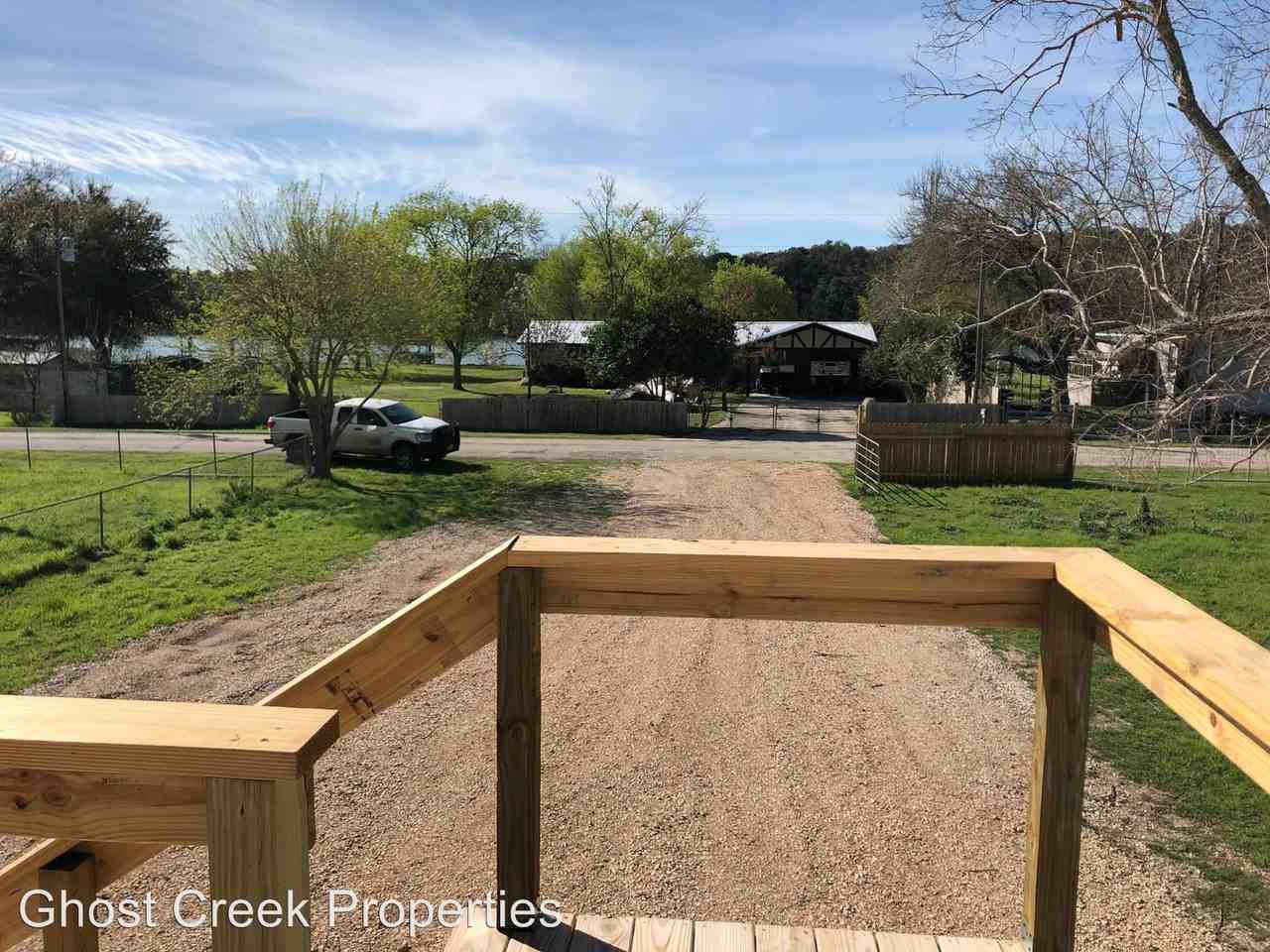 538 Lakeshore Dr N - Photo 2 of 12