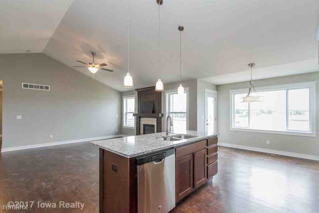 2417 Maple St - Photo 3 of 13