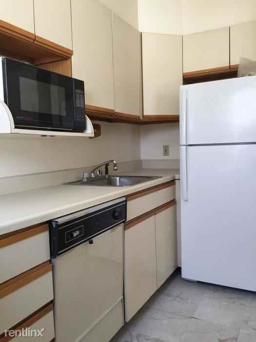 Bright 1 Bedroom Condo Apartment in Mamaroneck - Laundry On Site - 1 Parking Space/Mamaroneck - Photo 3 of 10
