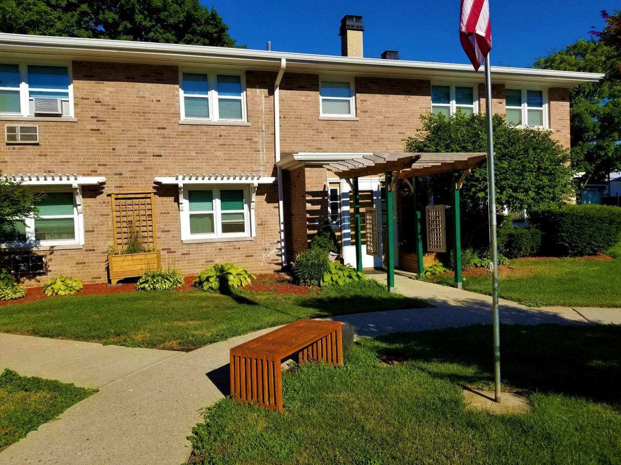 Royal Ridge Apartments - Photo 3 of 6