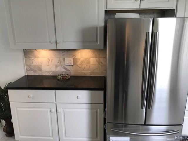 252 Manchester Ave - Photo 2 of 15