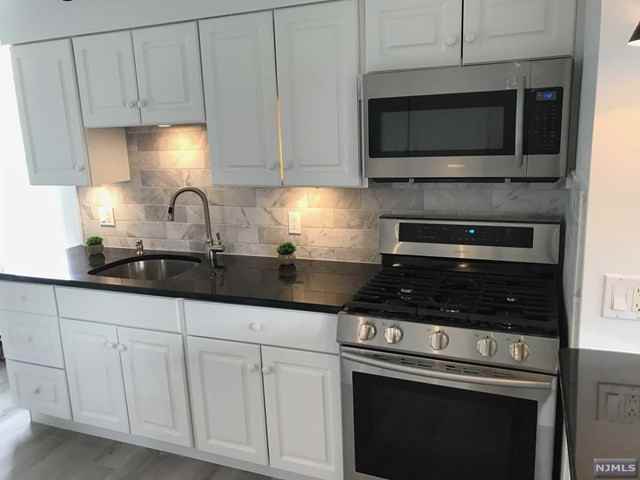 252 Manchester Ave - Photo 3 of 15