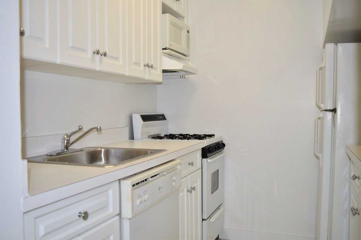 13-25 Astor Pl #2S - Photo 3 of 4