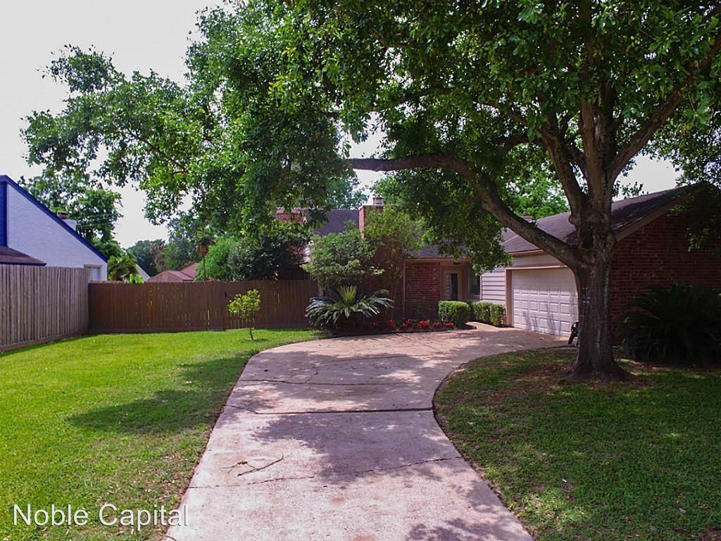 15633 Elwood Dr - Photo 3 of 26