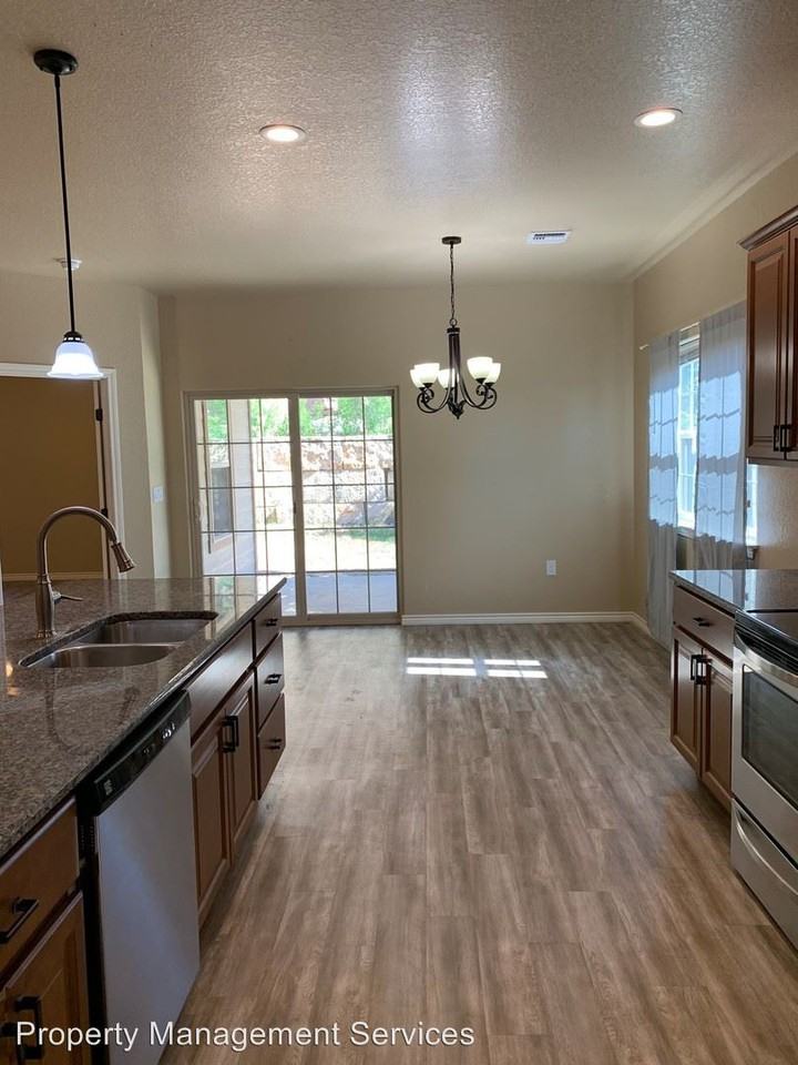 517 Winding Way - Photo 2 of 13