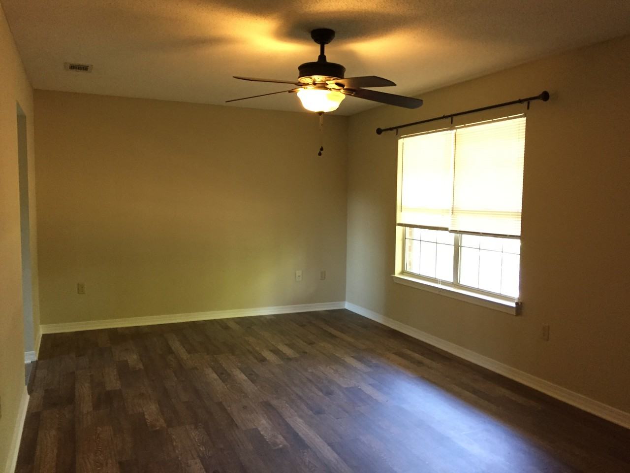 21846 Mahan Dr - Photo 3 of 9