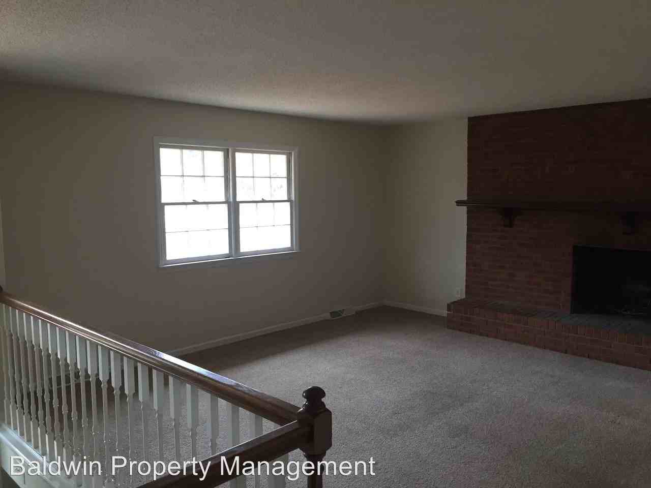 5287 Silas Creek Pkwy - Photo 2 of 12