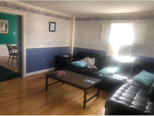 39 Middle St - Photo 3 of 12