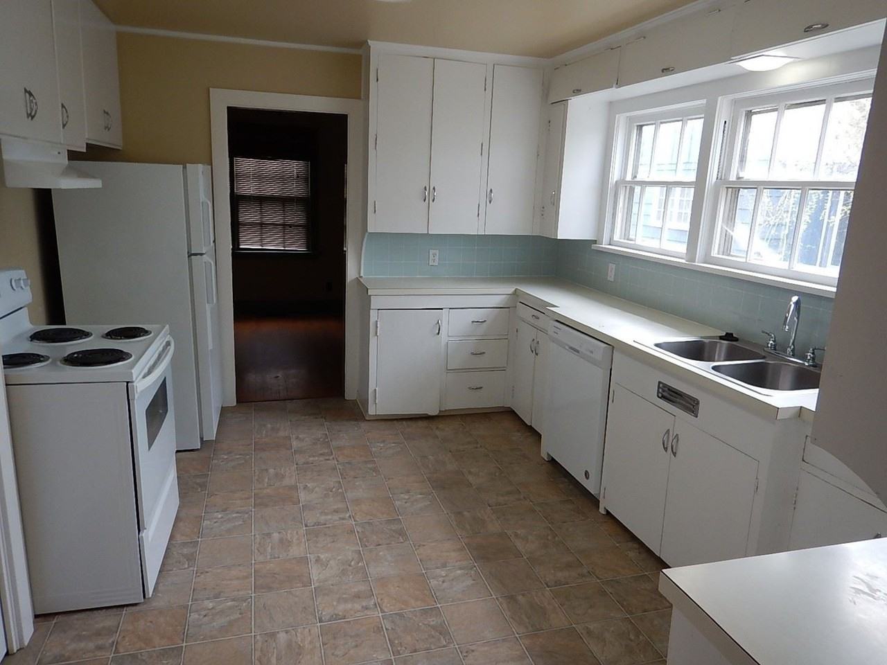 844 NE 3rd St - Photo 3 of 16