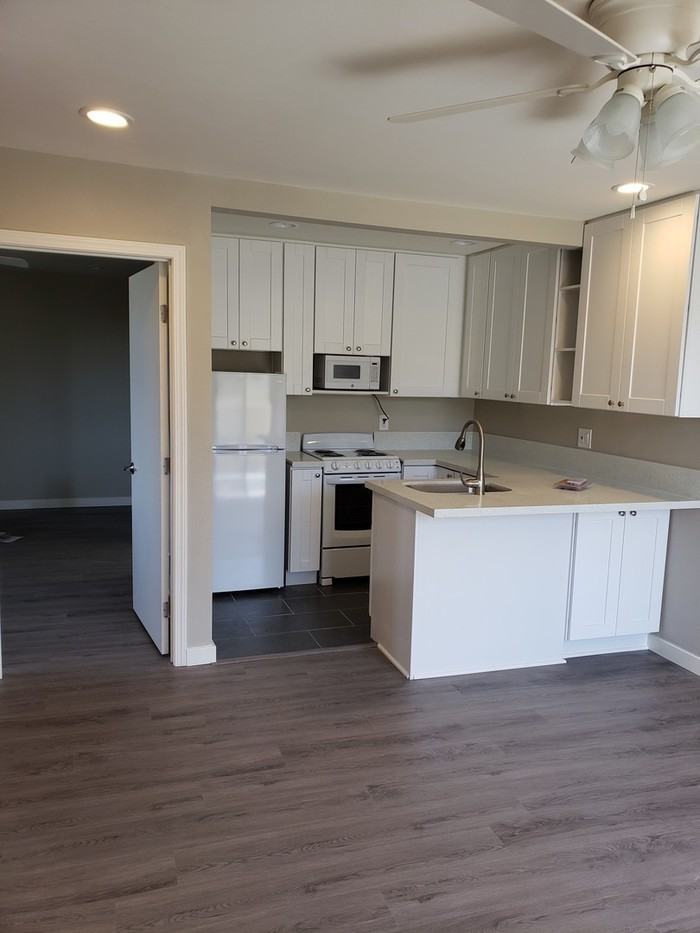 11480 N Torrey Pines Rd - Photo 2 of 6