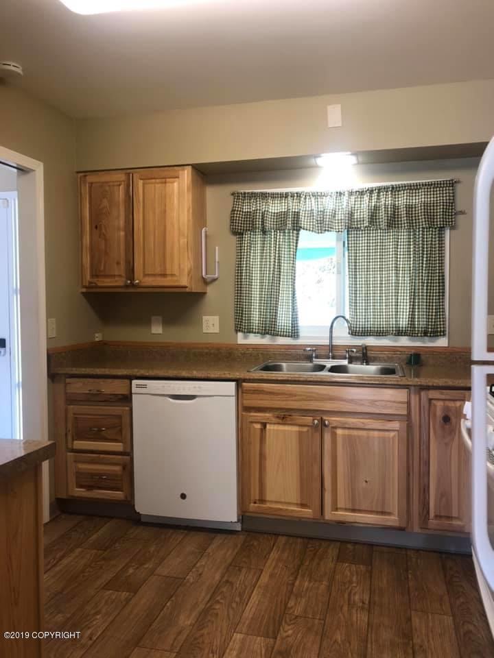 1083 Walnut Ave - Photo 3 of 8
