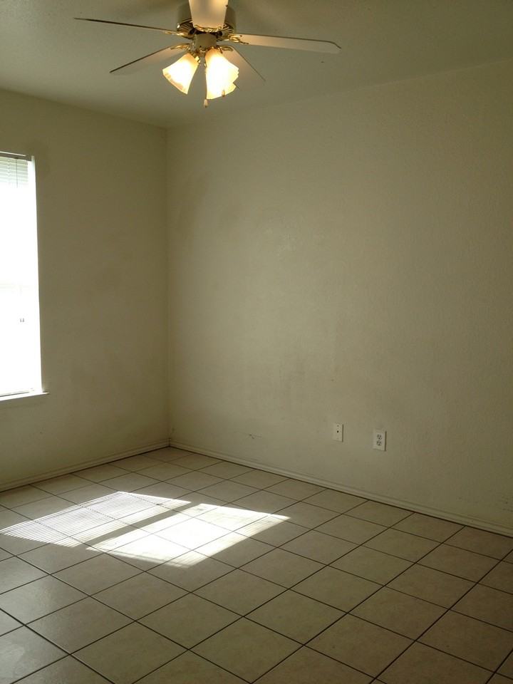 1306 Dugger Cir - Photo 3 of 6