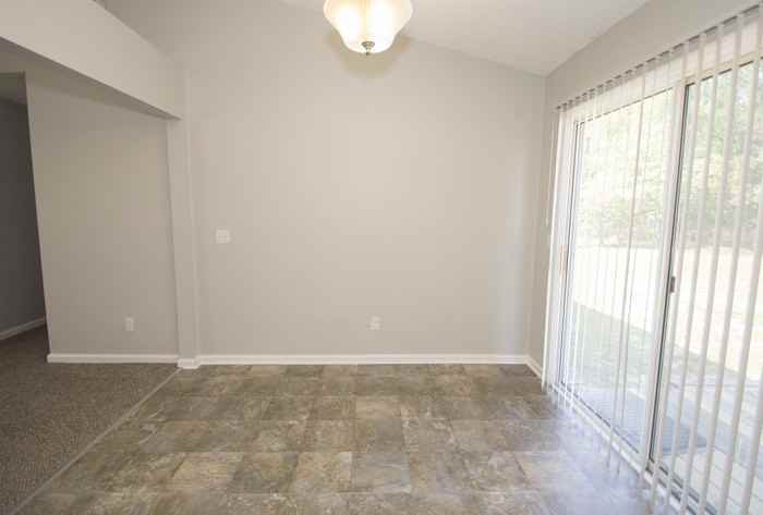313 N Crossing Dr - Photo 3 of 8