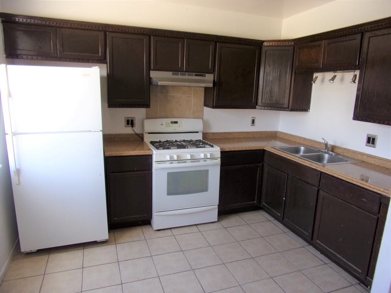 10601 Kinross Ave - Photo 3 of 14