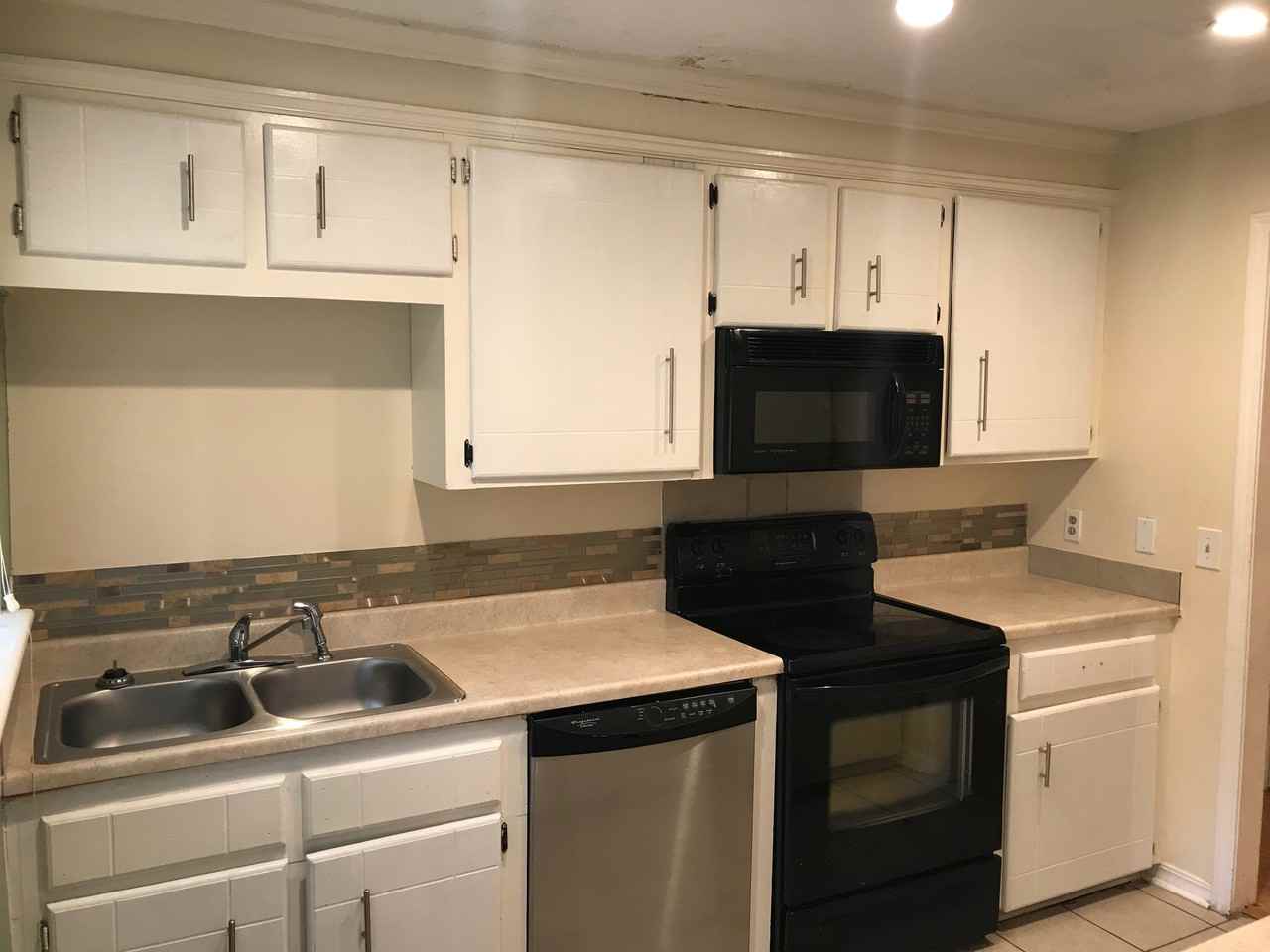 915A 915a Glastonbury Cir - Photo 2 of 7