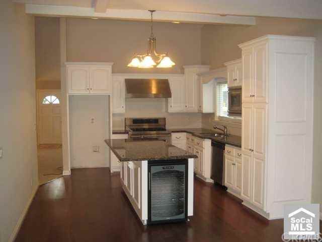 25572 MacKenzie St - Photo 2 of 5