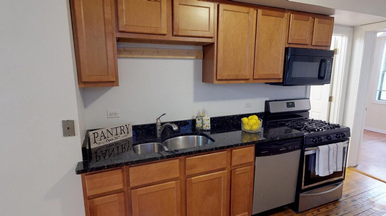 Bright Wicker Park apartment near Damen Station - Photo 7 of 14