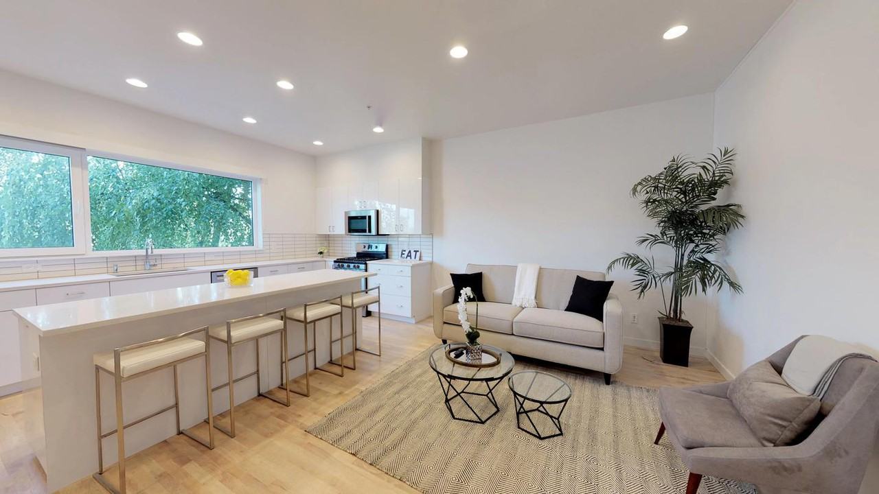 Spacious Overlook townhome on the MAX Yellow Line - Photo 2 of 14