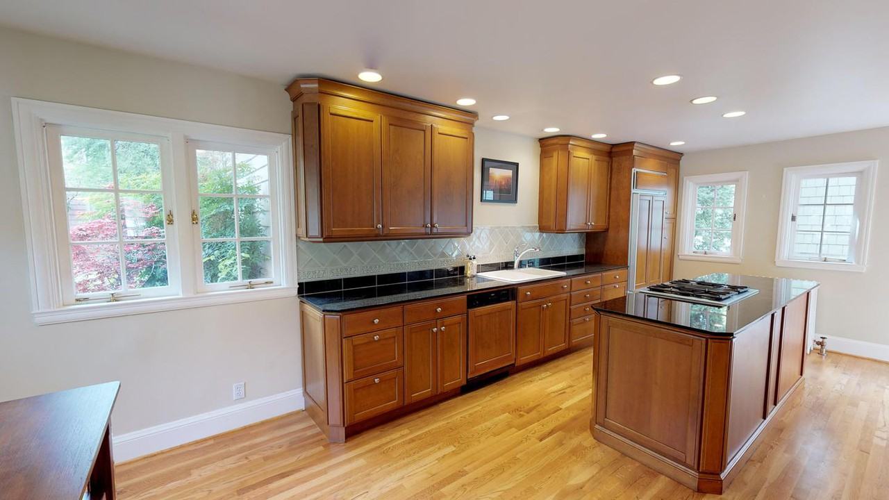 Sunny Southwest Hill home with shaded back deck - Photo 6 of 22