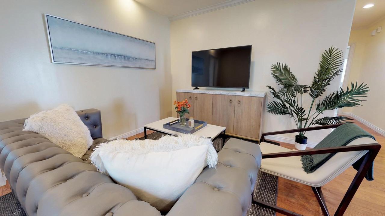 Elegant Mar Vista home with backyard terrace - Photo 2 of 21