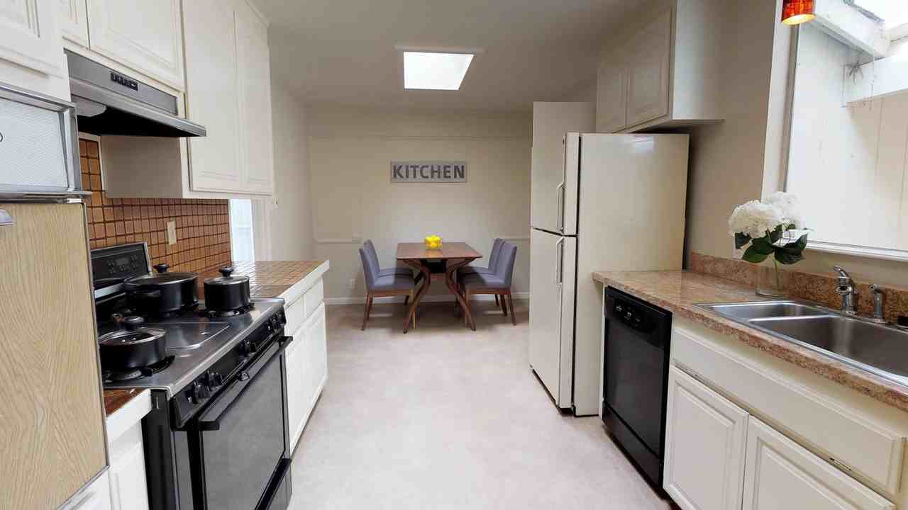 Gorgeous San Mateo home with balcony - Photo 6 of 19