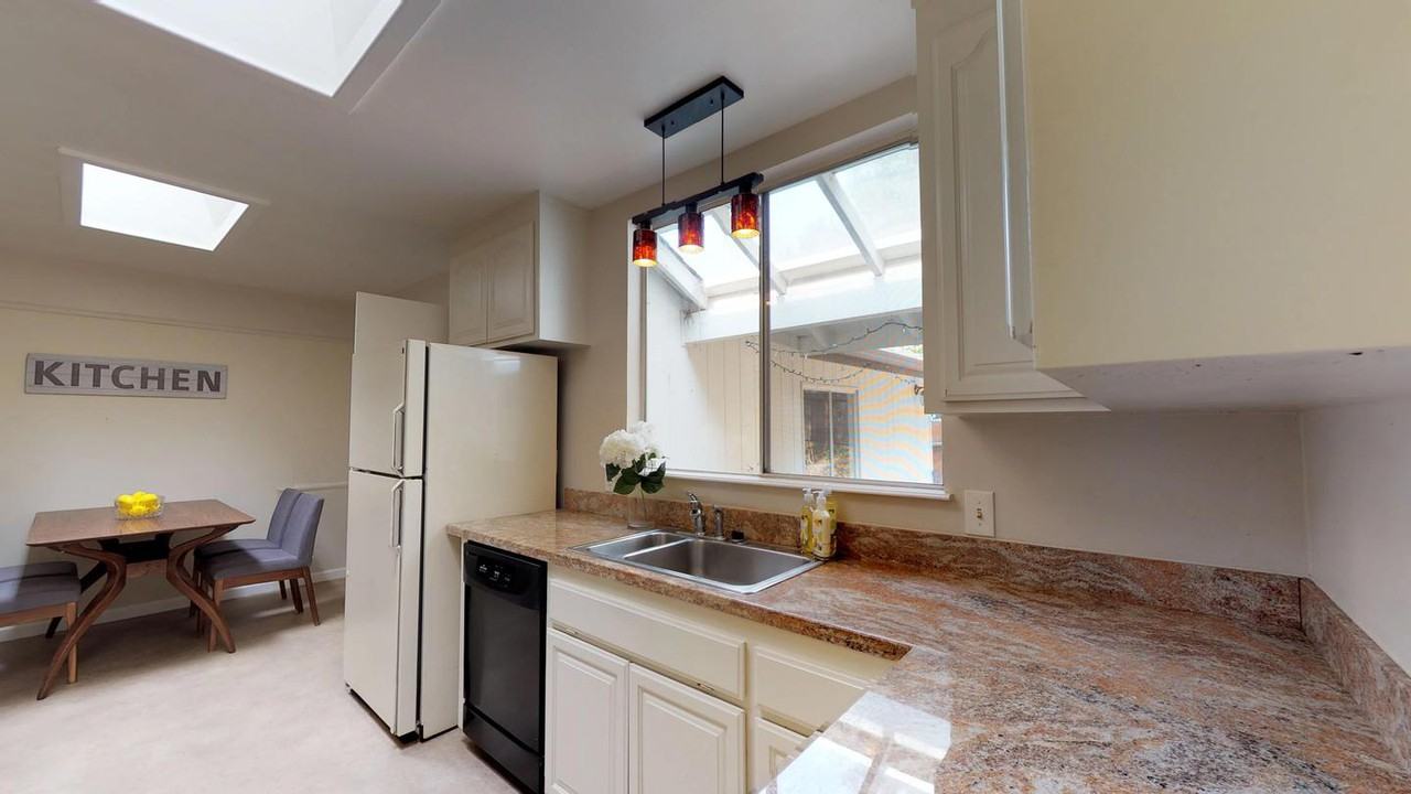 Gorgeous San Mateo home with balcony - Photo 7 of 19