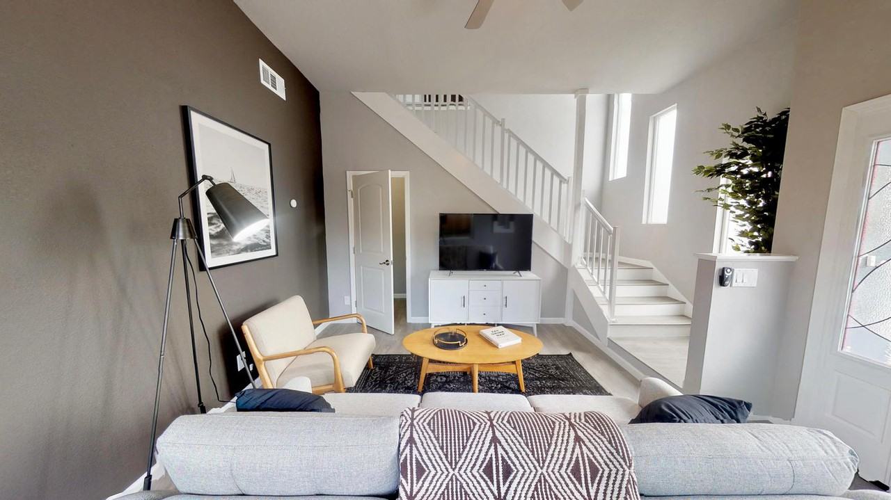 Contemporary East Palo Alto home with amazing city views - Photo 2 of 22