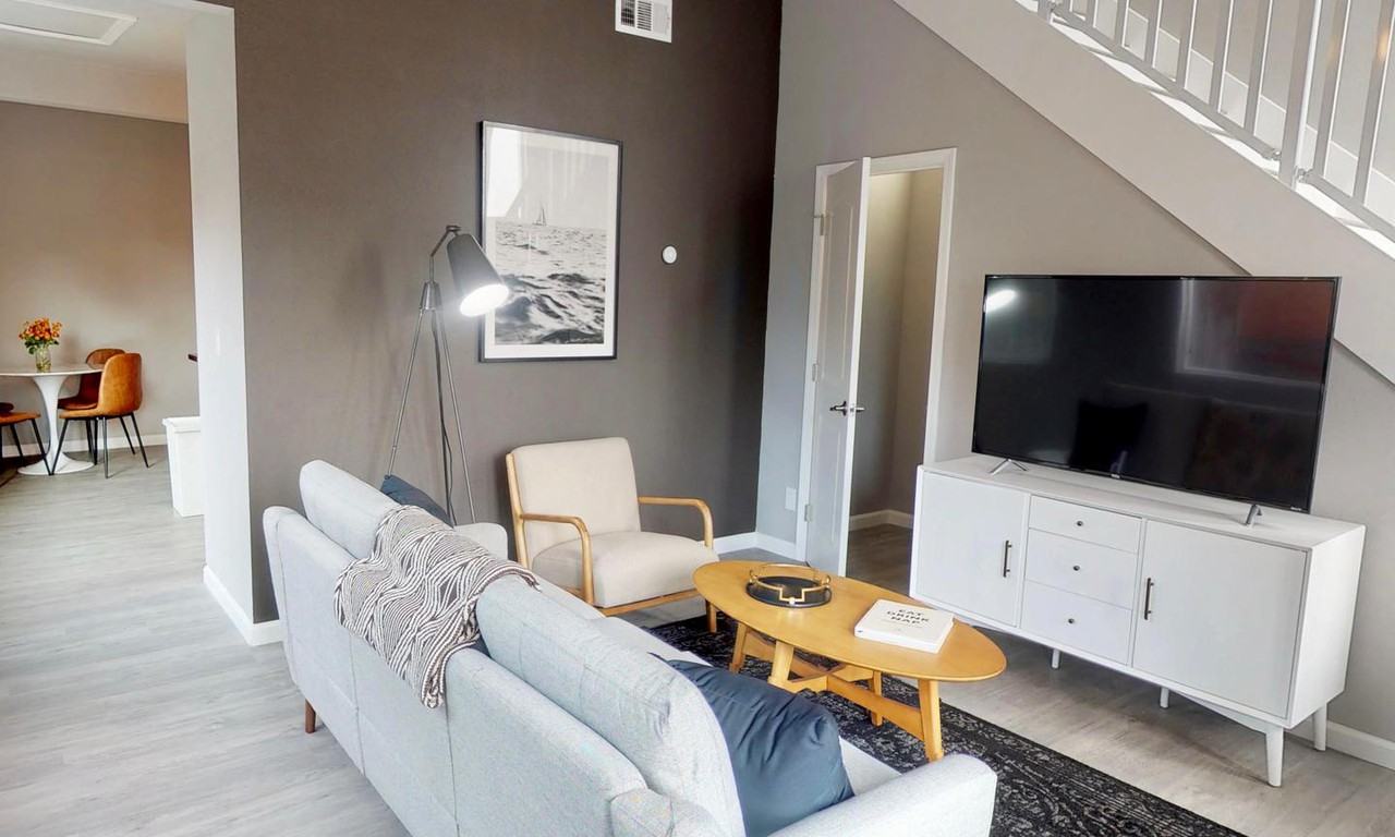 Contemporary East Palo Alto home with amazing city views - Photo 4 of 22