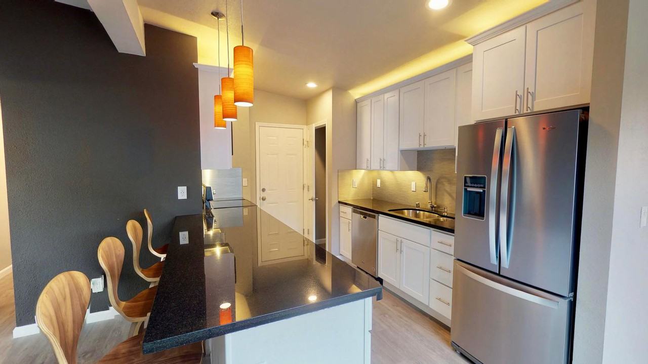 Contemporary East Palo Alto home with amazing city views - Photo 5 of 22