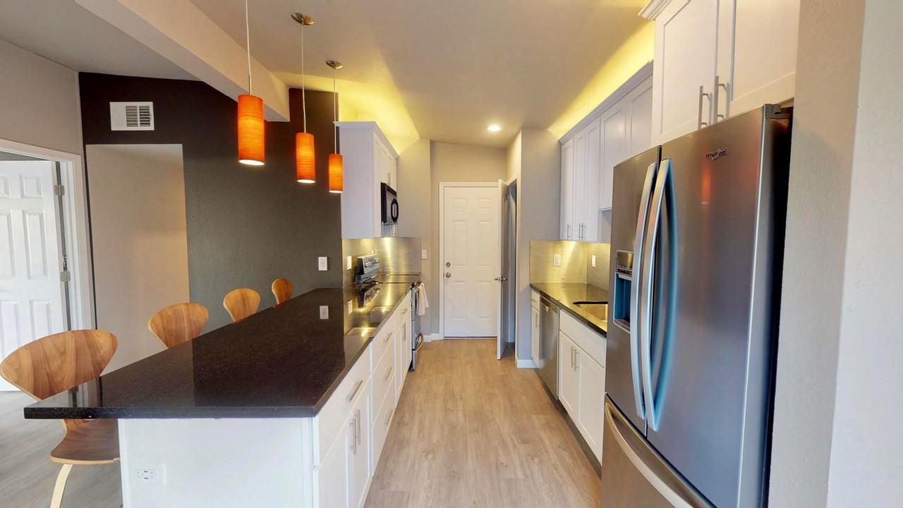 Contemporary East Palo Alto home with amazing city views - Photo 6 of 22