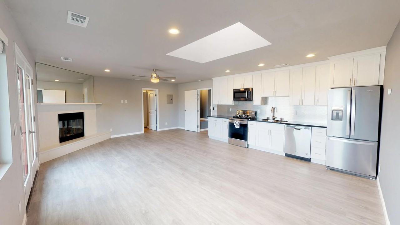 Contemporary East Palo Alto home with amazing city views - Photo 7 of 22