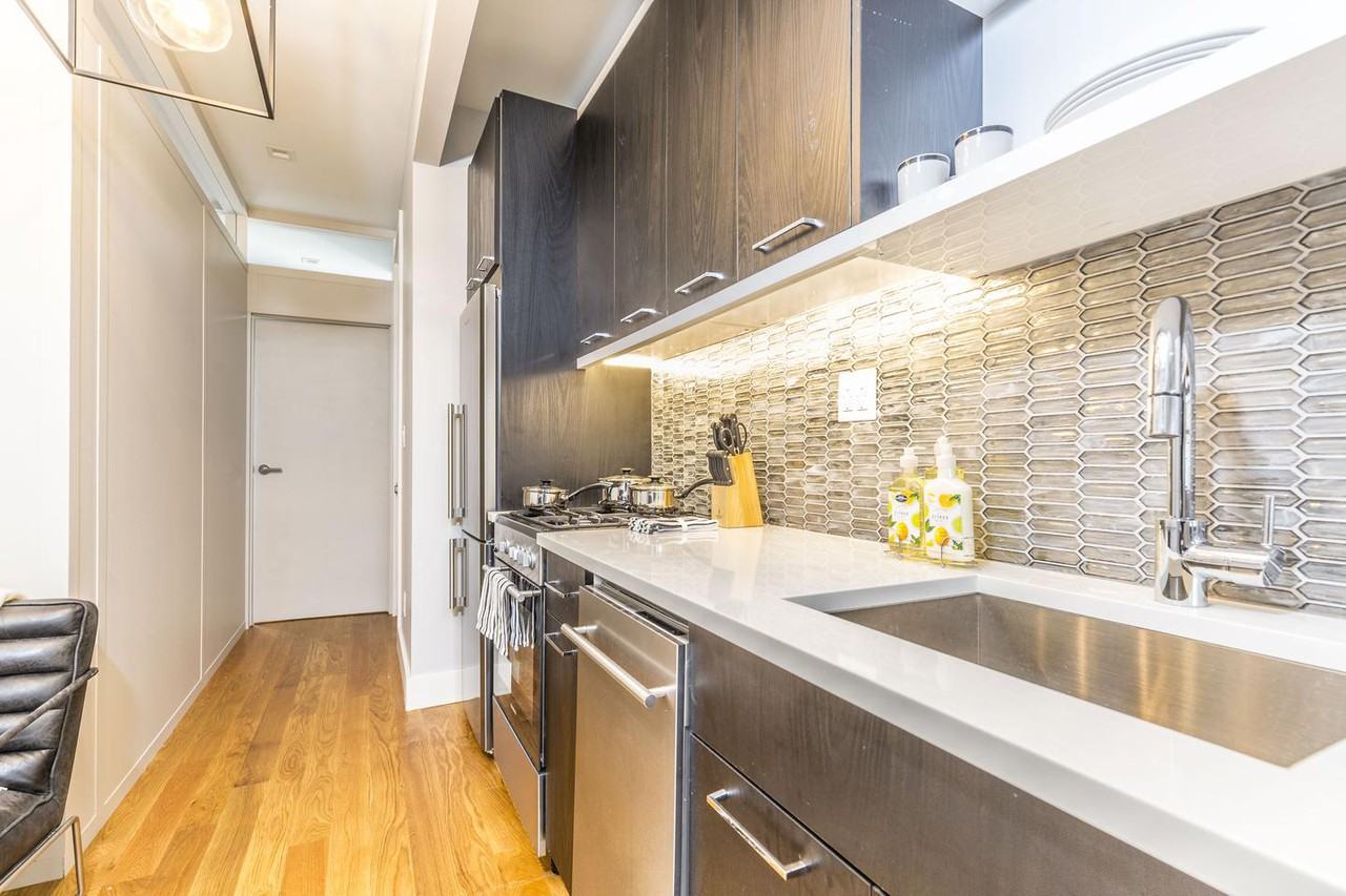 Sleek East Williamsburg apartment with great backyard - Photo 2 of 5