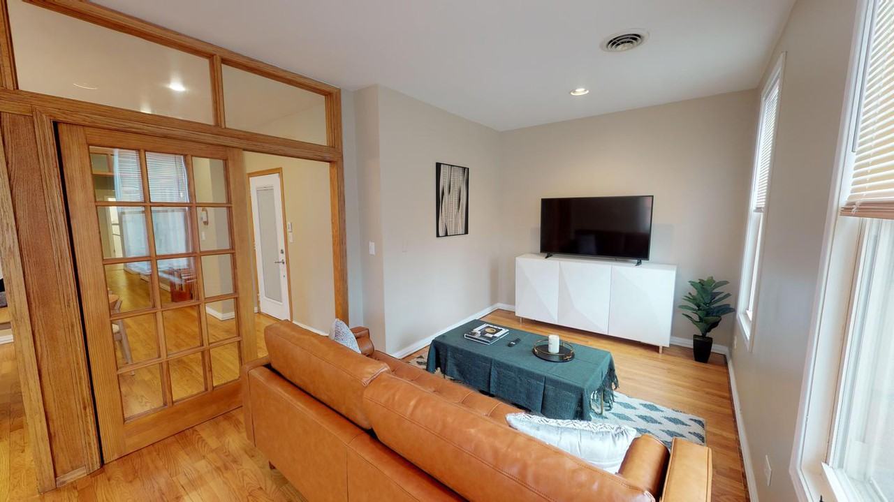 Delightful Lakeview apartment with deck by Belmont stop - Photo 2 of 10