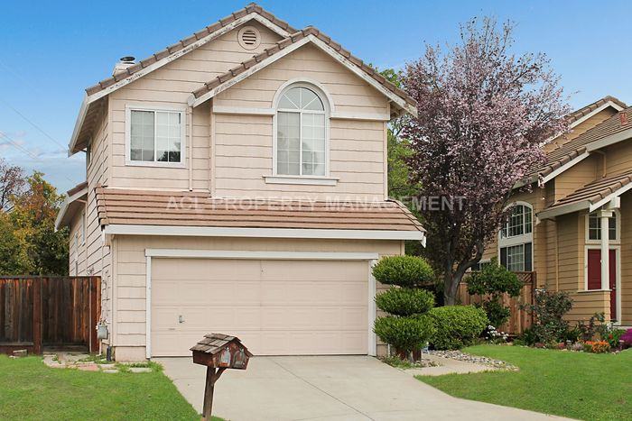 1004 Bellflower St - Photo 2 of 10