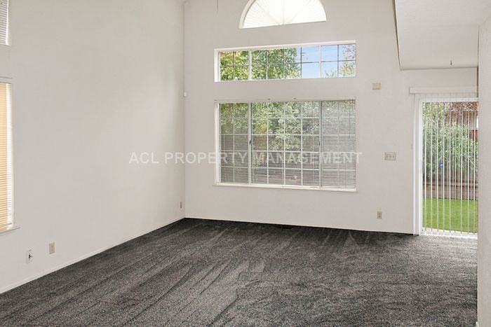 1004 Bellflower St - Photo 3 of 10