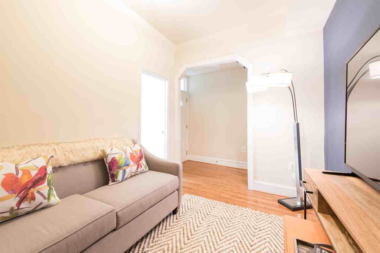 Lovely Columbia Heights townhome near the metro station - Photo 2 of 15