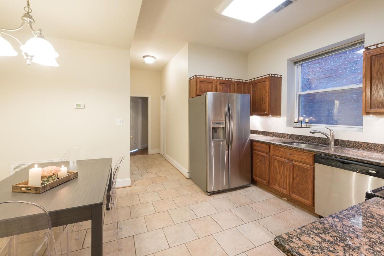 Lovely Columbia Heights townhome near the metro station - Photo 3 of 15
