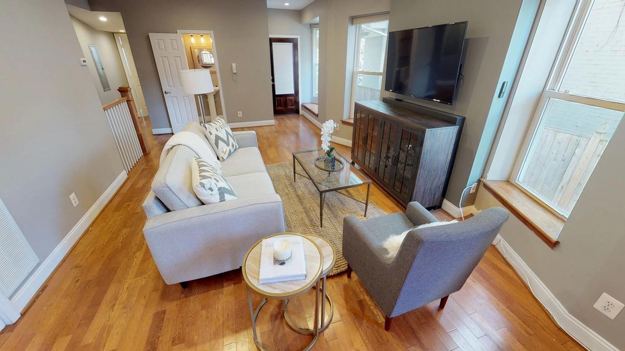 Gorgeous Columbia Heights home with charming patio - Photo 2 of 14