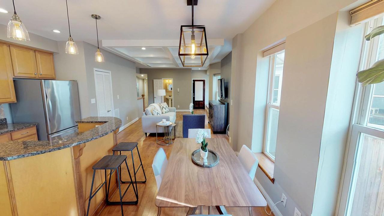 Gorgeous Columbia Heights home with charming patio - Photo 4 of 14