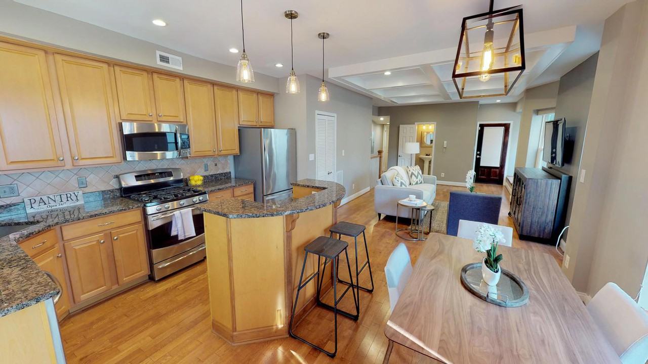 Gorgeous Columbia Heights home with charming patio - Photo 5 of 14
