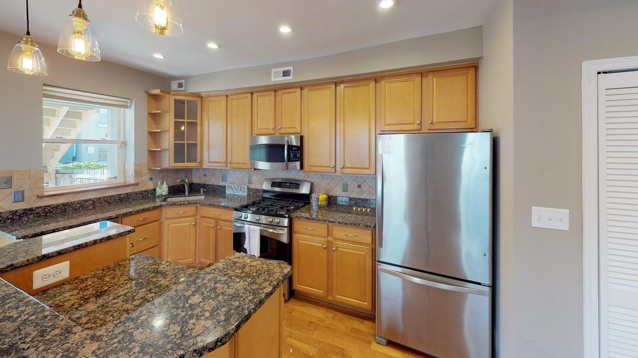 Gorgeous Columbia Heights home with charming patio - Photo 6 of 14
